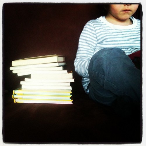 Piccoli lettori crescono (Giulia, circa 2012) Giulia_legge