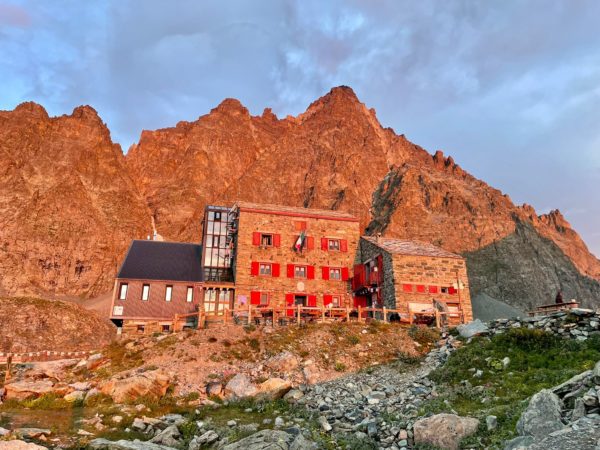 Il rifugio Quintino Sella al tramonto