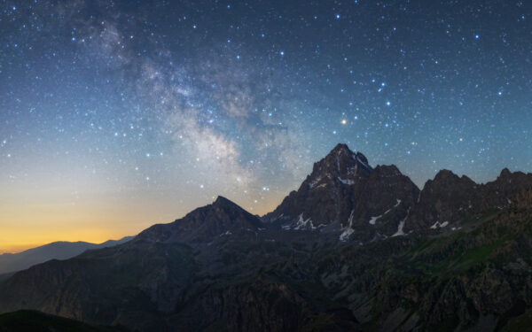 The centre of the Milky Way nestled between Monviso and Viso Mozzo. Photo: Emanuele Balboni / cosmoedintorni.org